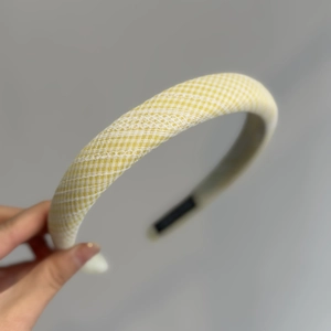 Détail du tissu à carreaux vichy jaune et blanc sur un chouchou élastique souple