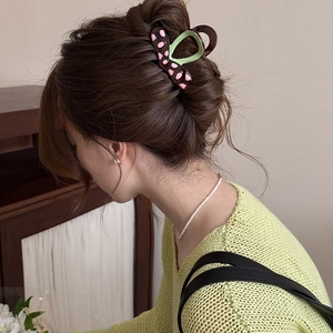 Pince à cheveux marron à pois roses et détails vert menthe pour femmes