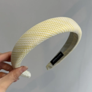 Détail d'un bandeau à carreaux jaunes avec dentelle ajourée et texture en tissu