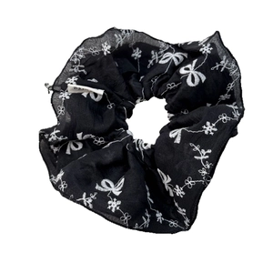 Chouchou en résille noire avec broderie nœud blanc et motif floral élégant en tissu