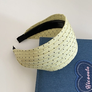 Detailansicht des gelben Polka-Dot-Haarreifens mit Plissee-Stoff und rutschfesten Zähnen