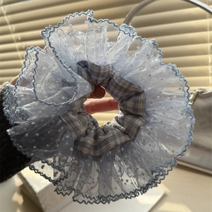 Eleganter hellblauer Spitzen-Haargummi mit Polka Dots für Ballett-Frisuren und Zöpfe