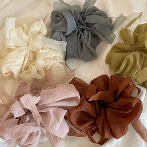 Cinq chouchous élégants en organza avec de longs rubans aux couleurs de Morandi