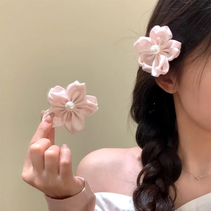Rosafarbene Satin-Blumen-Haarspange mit weißer Perle für elegantes Haarstyling