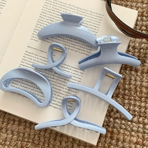 Lot de 5 pinces à cheveux bleu ciel de formes variées au design minimaliste et mat