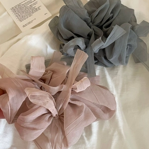 Chouchous aériens en organza à volants superposés en bleu et rose poudré