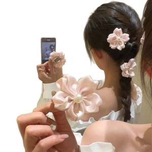 Eleganter rosa Satin-Blumen-Haarclip mit Perle für romantisches Braut-Haarstyling-Accessoire