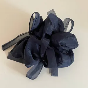 Détail du chouchou en organza bleu marine multicouche avec ruban de style ballerine