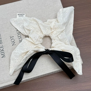 Elastico per capelli in pizzo bianco francese con fiocco di raso nero ed etichetta
