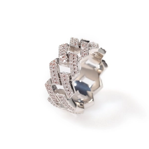 Détail d'une bague à maillons cubains hip hop sertie de zircons cubiques argentés