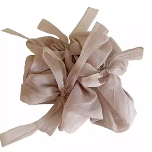 Chouchou élégant en satin beige avec nœud et longs rubans fluides de style ballet