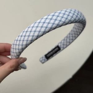 Serre-tête rembourré à carreaux bleus et blancs avec design épais et texture en tissu