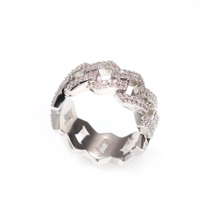 Vue latérale de la bague cubaine en argent sertie de zircons avec design hip hop chic