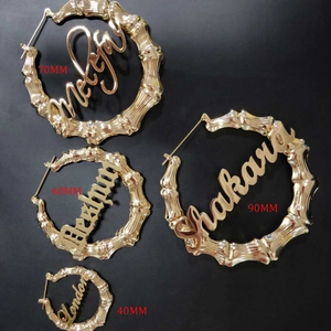 Créoles dorées style bambou avec plaque de nom personnalisée en plusieurs tailles