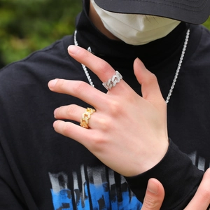 Détail de bagues Cuban Link hip hop en or et argent avec de l'oxyde de zirconium
