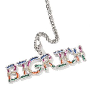 Détail macro du pendentif lettre Big Rich avec zircons arc-en-ciel et chaîne torsadée fine