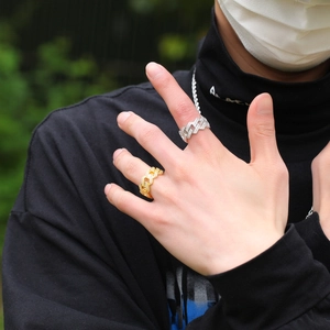 Gros plan de bagues gourmette hip hop en or et argent serties de zircons étincelants