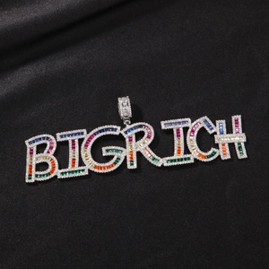Pendentif Big Rich style hip hop avec zircons arc-en-ciel sur fond de satin noir élégant