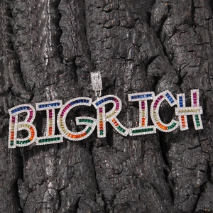 Vue macro du pendentif hip-hop BIG RICH en argent avec pierres baguettes colorées