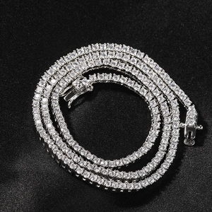 Collier tennis classique en argent de 2 mm avec zircons AAA sur fond noir élégant