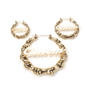 Trois paires de créoles dorées style bambou avec texte personnalisé de différentes tailles
