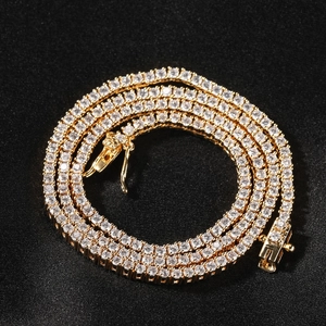 Détail de la chaîne tennis 2mm plaquée or avec zircons AAA et fermoir de sécurité