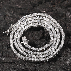Détail d'une chaîne tennis en argent 2mm avec zircons AAA sur fond bois sombre