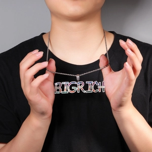 Détail de la chaîne torsadée argentée avec pendentif BIGRICH et oxydes de zirconium arc-en-ciel