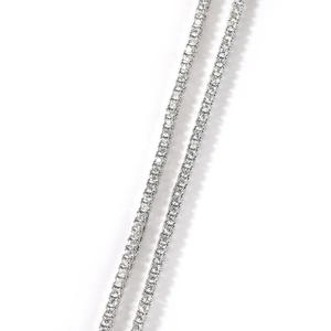 Détail macro d'une chaîne tennis 2mm avec une rangée de zircons AAA sertis à griffes