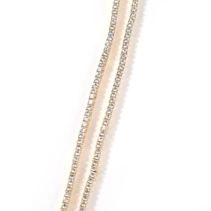 Vue détaillée d'une chaîne tennis 2mm sertie de zircons AAA avec finition dorée
