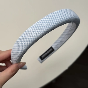 Serre-tête vichy bleu clair fait main avec dentelle blanche et design à haut sommet