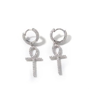 Vue détaillée des boucles d'oreilles croix d'Ankh en argent serties de zircons brillants