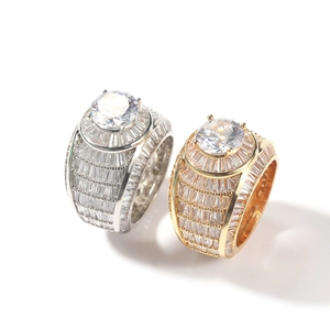 Anello hip hop da uomo ghiacciato in oro e argento con zirconi baguette e tondi di lusso