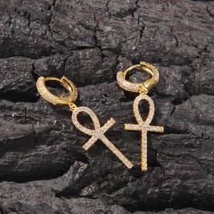 Gros plan de boucles d'oreilles créoles Ankh plaquées or avec zircons blancs