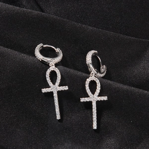 Boucles d'oreilles Ankh style hip hop en argent avec cristaux sur soie noire