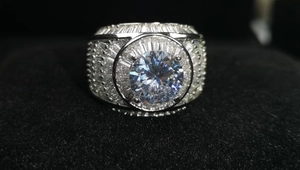 Macro di anello hip hop con grande solitario e zirconi incastonati a pavé scintillante