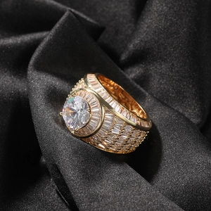 Macro di un anello hip hop in oro di lusso con zirconi a baguette e rotondi