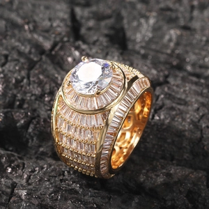 Macro di anello hip-hop dorato con grande zircone rotondo e pavé di cristalli baguette