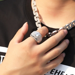 Dettaglio dell'anello hip hop da uomo e catena cubana con pavé di zirconi bianchi