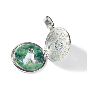 Dettaglio medaglione rotondo argento con foto cane personalizzata e zircone blu intarsiato