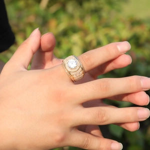 Dettaglio macro di anello d'oro di lusso con grande zircone e diamanti micro-pave