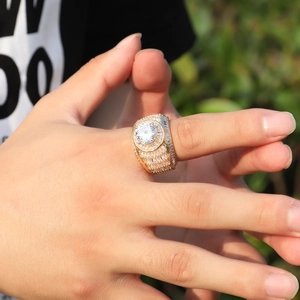 Dettaglio di un anello hip hop da uomo in oro con zircone rotondo e incastonatura a pavé