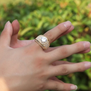 Anello hip hop placcato in oro con grande zircone rotondo e pavé di diamanti baguette