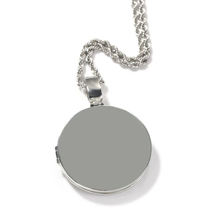 Dettaglio di un ciondolo medaglione rotondo in argento con catena a corda classica