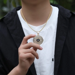 Collana hip hop dorata con medaglione a forma di occhio e brillanti pietre di zircone