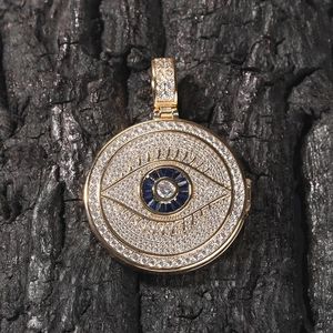Dettaglio del ciondolo Evil Eye con zirconi bianchi pavé e pietre preziose blu