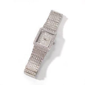 Vue détaillée d'une montre carrée avec cristaux sertis sur la lunette et le bracelet