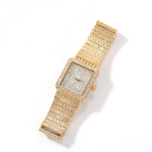 Détail de la montre à quartz carrée dorée de luxe avec cadran et bracelet pavés de cristaux