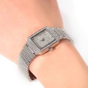 Détail d'une montre à quartz carrée de luxe sertie de diamants avec finition argentée