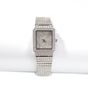 Détail d'une montre carrée de luxe en argent entièrement sertie de cristaux étincelants